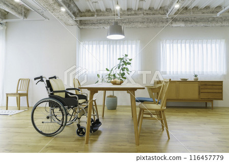 輪椅放置在窗戶明亮的客廳裡 116457779