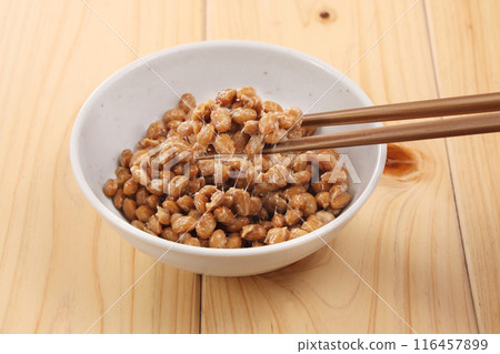 納豆放入一個小盤子裡 納豆放入一個小盤子裡 116457899