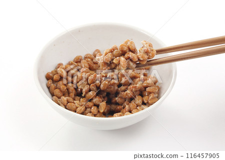 納豆放入一個小盤子裡 納豆放入一個小盤子裡 116457905