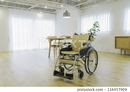 輪椅放置在窗戶明亮的客廳裡 116457909