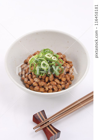 納豆放入一個小盤子裡 116458181