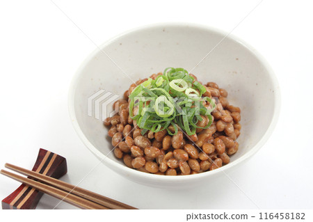 納豆放入一個小盤子裡 納豆放入一個小盤子裡 116458182