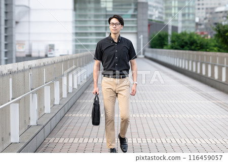 Casual businessman 116459057