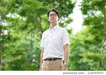 穿著短袖襯衫的男人 116459347