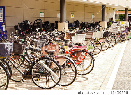 附近購物中心的自行車停車處 116459396