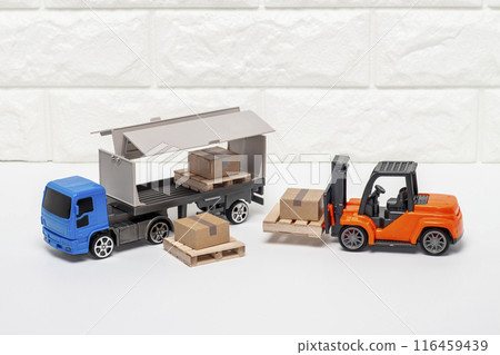用堆高機將貨物裝載到卡車上 116459439