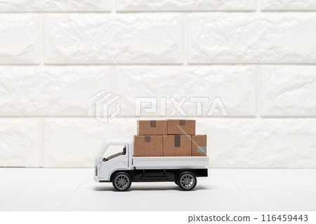 裝載貨物的平闆車身卡車 116459443