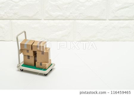 上面有行李的手推車的圖片 116459465