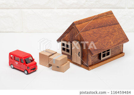 Image of a detached house and Yu-Pack delivery Image of a detached house and Yu-Pack delivery 116459484