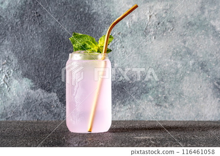 Lavender Gin Coctail 116461058
