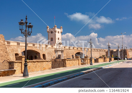 Constitution Square and the main gate in the city wall of Cadiz 116461924