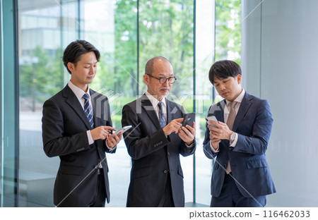 男性商人使用智慧型手機輸入思考 男性商人使用智慧型手機輸入思考 116462033
