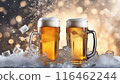 食物圖片 一個杯子，裡面裝滿了用冰塊冷卻的生啤酒 116462244