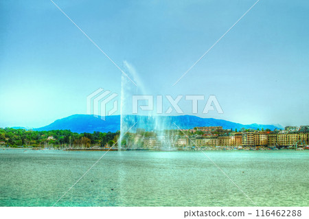 Famous Geneva fountain Jet D'eau on Geneva lake against the moun 116462288