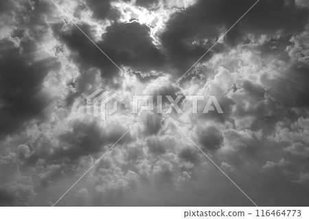 光線透過雲層的縫隙照射進來 光線透過雲層的縫隙照射進來 116464773