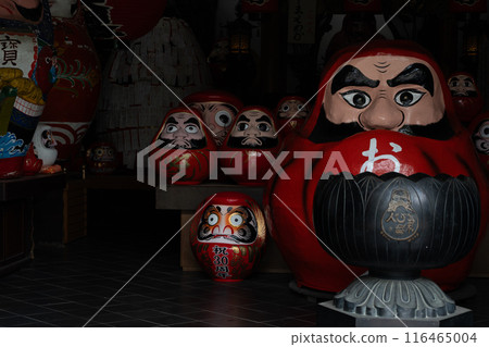 Photographing the Daruma dolls at Horin-ji Temple, commonly known as the "Daruma Temple" in Kamigyo Ward, Kyoto City Photographing the Daruma dolls at Horin-ji Temple, commonly known as the "Daruma Temple" in Kamigyo Ward, Kyoto City 116465004