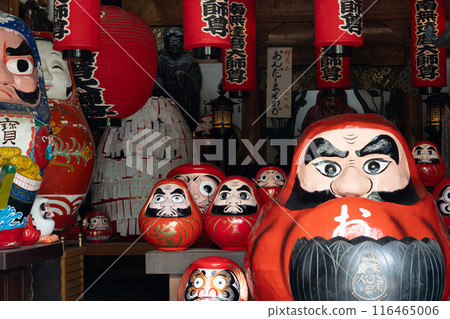 Photographing the Daruma dolls at Horin-ji Temple, commonly known as the "Daruma Temple" in Kamigyo Ward, Kyoto City Photographing the Daruma dolls at Horin-ji Temple, commonly known as the "Daruma Temple" in Kamigyo Ward, Kyoto City 116465006
