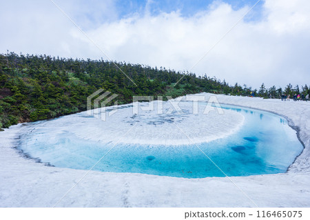 One of Japan's 100 famous mountains: The snow melting at Hachimantai - Mysterious Dragon's Eye (Kagami-numa) 116465075
