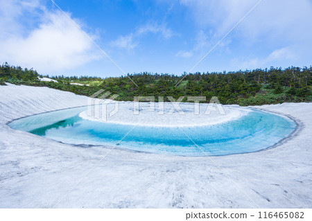 One of Japan's 100 famous mountains: The snow melting at Hachimantai - Mysterious Dragon's Eye (Kagami-numa) 116465082