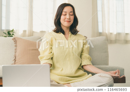 客廳裡的瑜伽 116465693