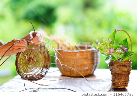 編織籃子和手工籃子的女人的手 編織籃子和手工籃子的女人的手 116465783