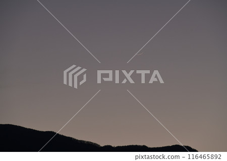 在北斗市白州町看到的小月的夜空是魔法時刻的第一輪月亮。 在北斗市白州町看到的小月的夜空是魔法時刻的第一輪月亮。 116465892