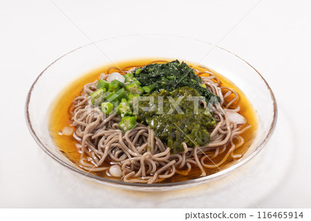 Sticky chilled soba noodles (with okra, molokheiya and mekabu) 116465914