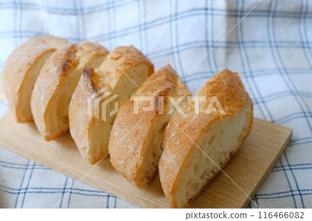 木板上的長棍麵包 116466082