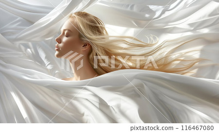 白色絲綢窗簾前的白人婦女閉著眼睛感受微風 116467080