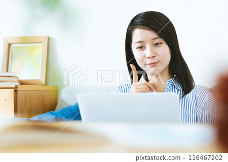 在客廳裡扮演個人電腦的女人 在客廳裡扮演個人電腦的女人 116467202