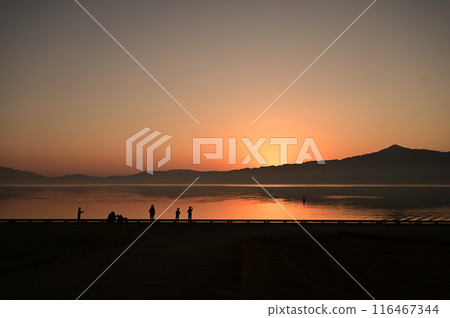 在琵琶湖沉沒的日落 116467344