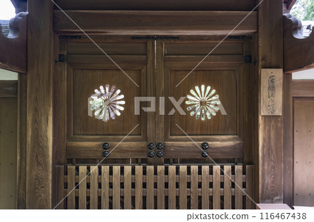 秀南(一休寺) 宗純王陵 門上的菊花紋章 秀南(一休寺) 宗純王陵 門上的菊花紋章 116467438