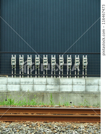 流山線軌道和瓦斯表在一棟黑色公寓大樓中 116467473