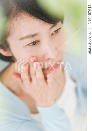 Natural cosmetics and women in their 50s Natural cosmetics and women in their 50s 116467611