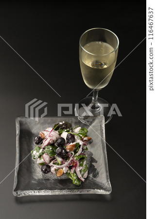 藍莓乾酪沙拉和葡萄酒 116467637