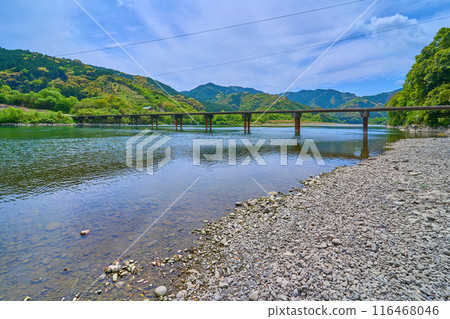 View of Sanri Bridge (Sanri Submerged Bridge) over the Shimanto River in Shimanto City, Kochi Prefecture from the riverbed 116468046