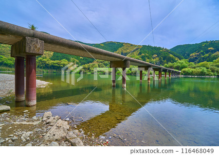 從上游側眺望高知縣四萬十市的四萬十川上的三里大橋（三里水下橋） 116468049