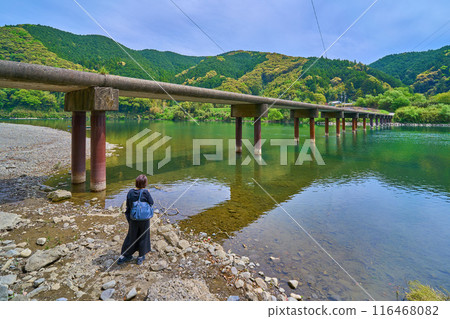 View of the Sanri Bridge (Sanri Submerged Bridge) across the Shimanto River in Shimanto City, Kochi Prefecture, from the upstream side View of the Sanri Bridge (Sanri Submerged Bridge) across the Shimanto River in Shimanto City, Kochi Prefecture, from the upstream side 116468082