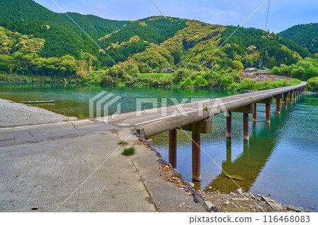 View of the Sanri Bridge (Sanri Submerged Bridge) across the Shimanto River in Shimanto City, Kochi Prefecture, from the upstream side View of the Sanri Bridge (Sanri Submerged Bridge) across the Shimanto River in Shimanto City, Kochi Prefecture, from the upstream side 116468083