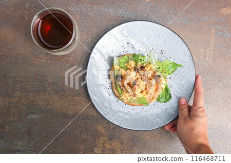 bread with egg ,lettuce and mushroom topping and americano coffee or tea 116468711