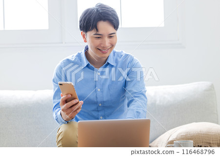 在家工作的年輕人 在家工作的年輕人 116468796