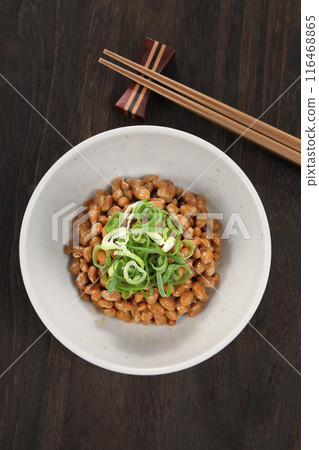 納豆放入一個小盤子裡 納豆放入一個小盤子裡 116468865