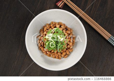 納豆放入一個小盤子裡 納豆放入一個小盤子裡 116468866