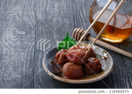 紀州南科梅子蜂蜜醃製（蜂蜜醃製李子）黑色背景 116468975