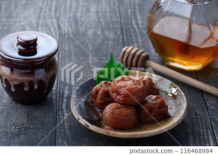 紀州南科梅子蜂蜜醃製(蜂蜜醃製李子)黑色背景 紀州南科梅子蜂蜜醃製(蜂蜜醃製李子)黑色背景 116468984
