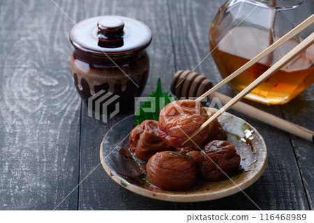 紀州南科梅子蜂蜜醃製(蜂蜜醃製李子)黑色背景 紀州南科梅子蜂蜜醃製(蜂蜜醃製李子)黑色背景 116468989