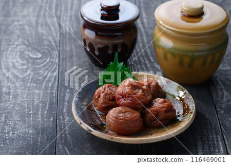 紀州南科梅子蜂蜜醃製（蜂蜜醃製李子）黑色背景 116469001