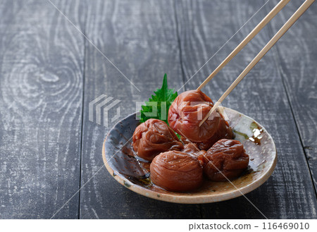 紀州南科梅子蜂蜜醃製（蜂蜜醃製李子）黑色背景 116469010