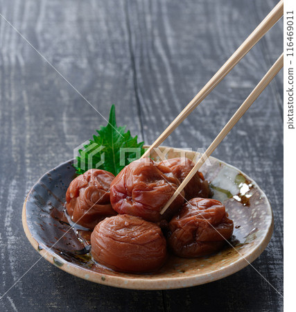 紀州南科梅子蜂蜜醃製（蜂蜜醃製李子）黑色背景 116469011