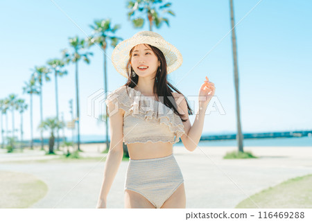 年輕女子海灘度假村形象 116469288